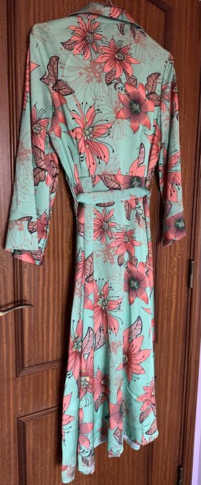 Vestido florido, comprido, com manga evasê