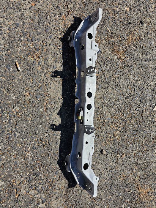 Pas przedni Górny Toyota yaris III 3