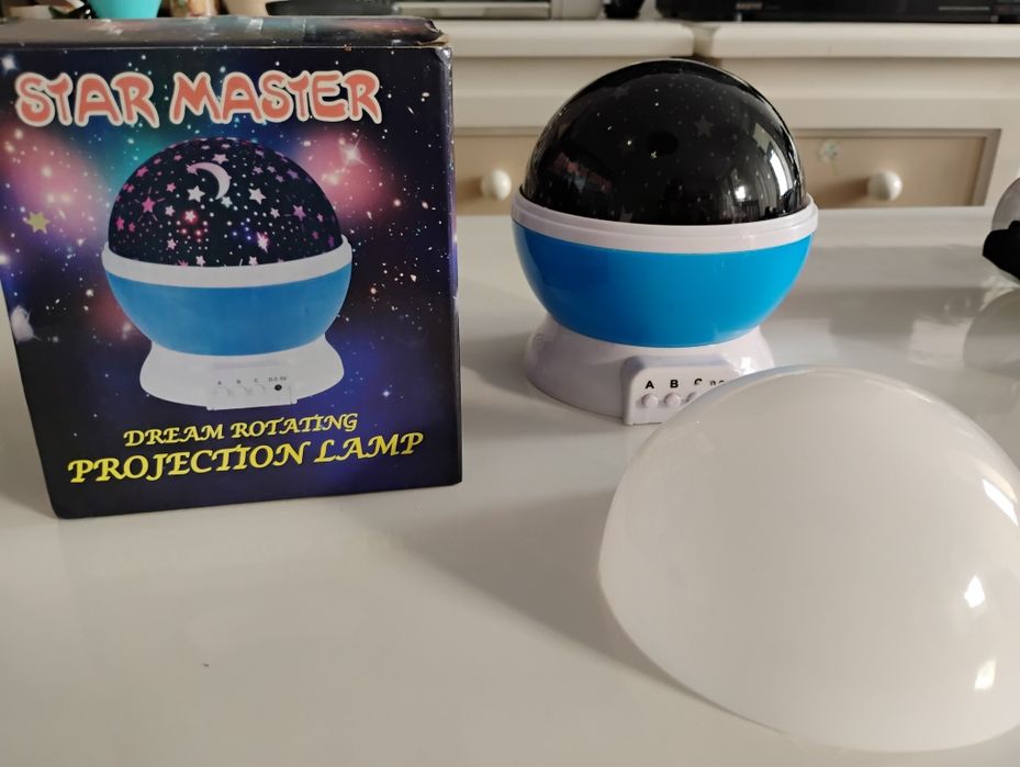 Lampka nocna z projektorem gwiazd