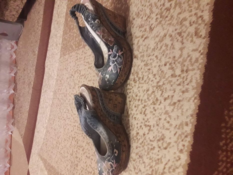 продам сандалі для дівчини розмір 36