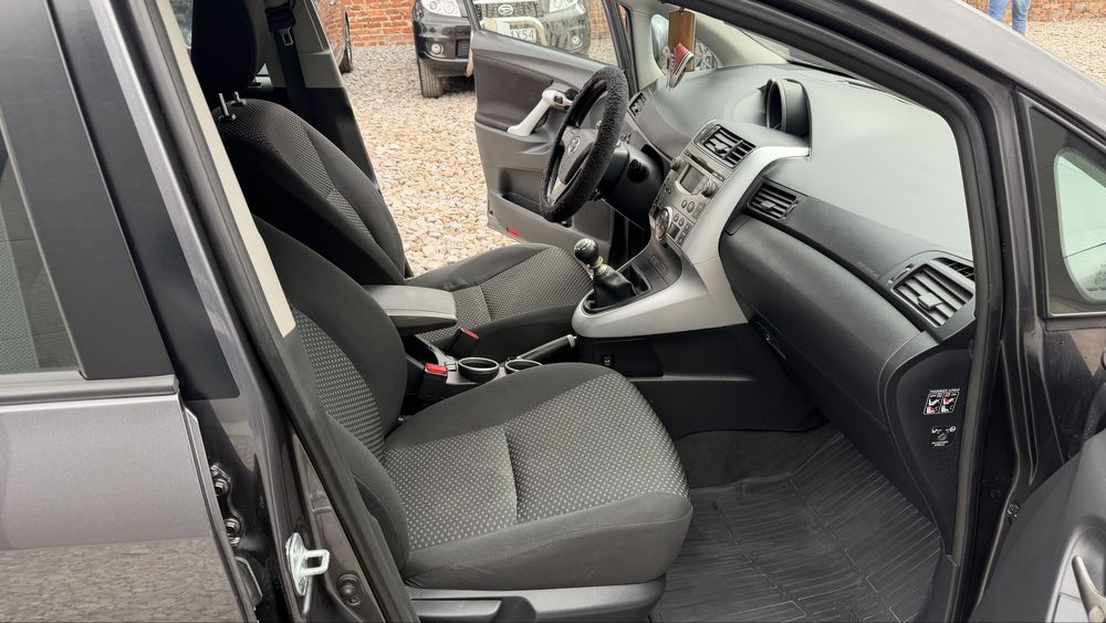 Toyota verso rok 2009 silnik 2.2 diesel stan dobry