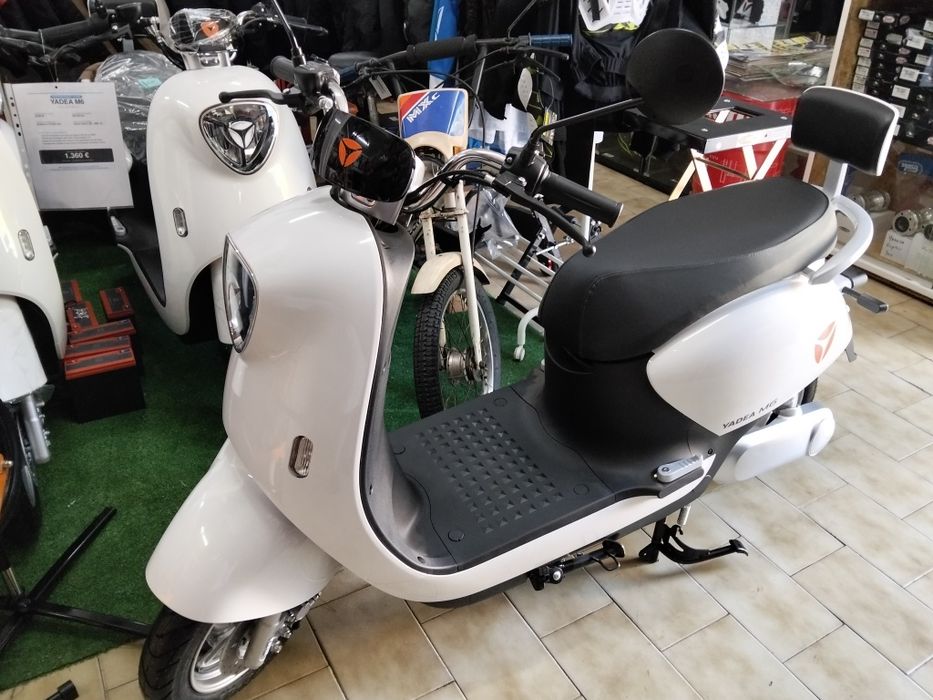 Scooter electrica Yadea M6 NOVAS + 2 capacetes
