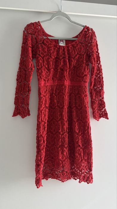 Czerwona koronkowa sukienka