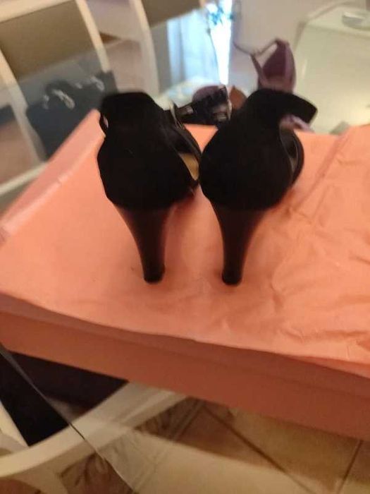 2 pares de sandálias muito elegantes e nunca usadas