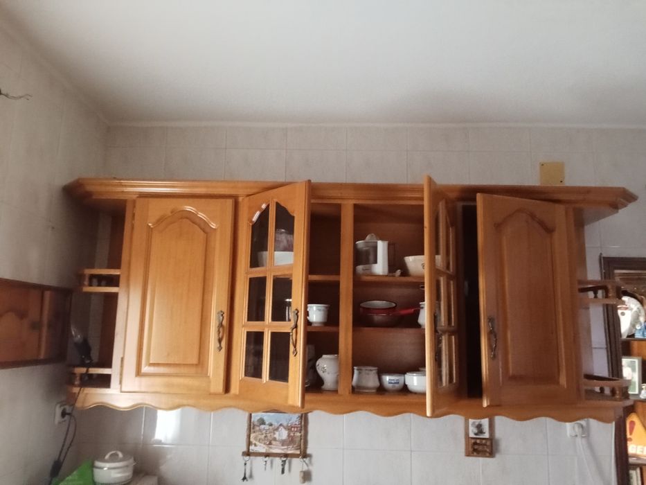 Conjunto de Armários Supenso de Cozinha em Madeira (Com Vitrine)