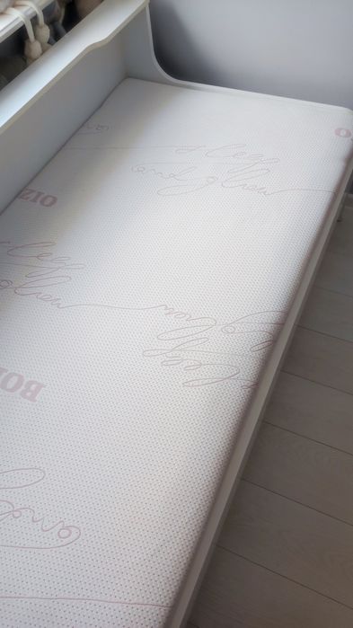 Białe łóżko z szufladami