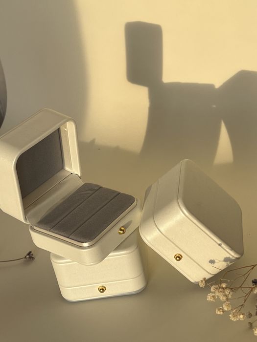 Коробка для весільних обручок. Шкатулка для обручки. Футляр під кільце