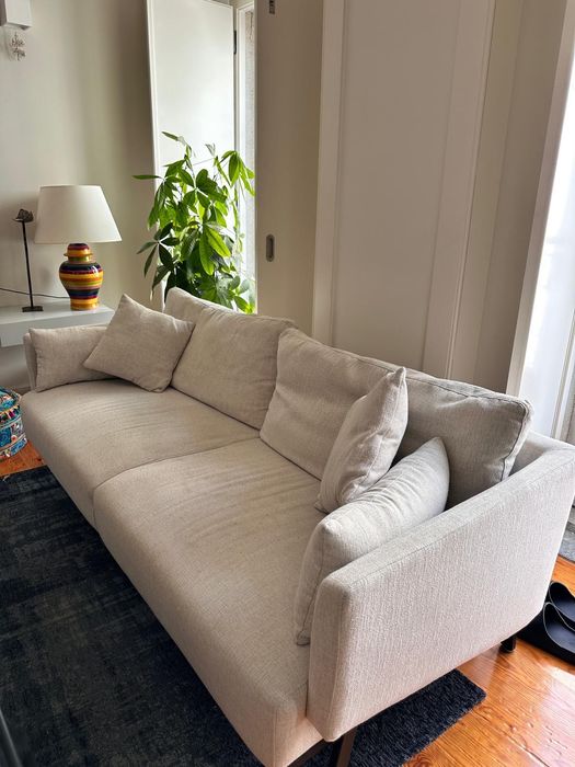 Dois sofás em bom estado.