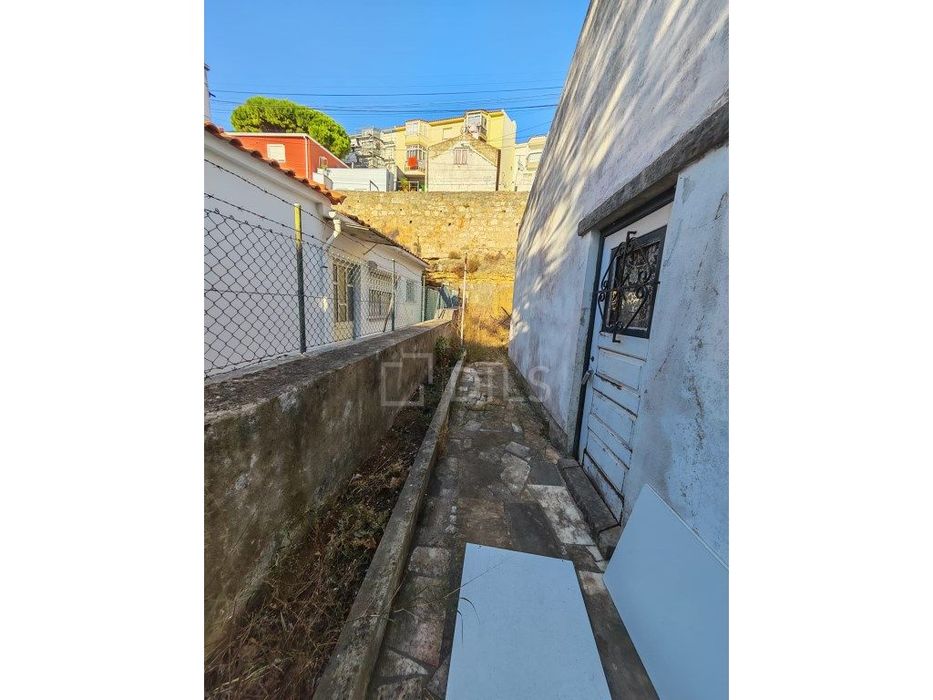 Moradia T3 em Cascais para reabilitação total, com projeto aprovado