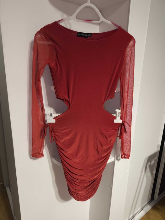 Piękna sukienka z rękawami siateczkowymi