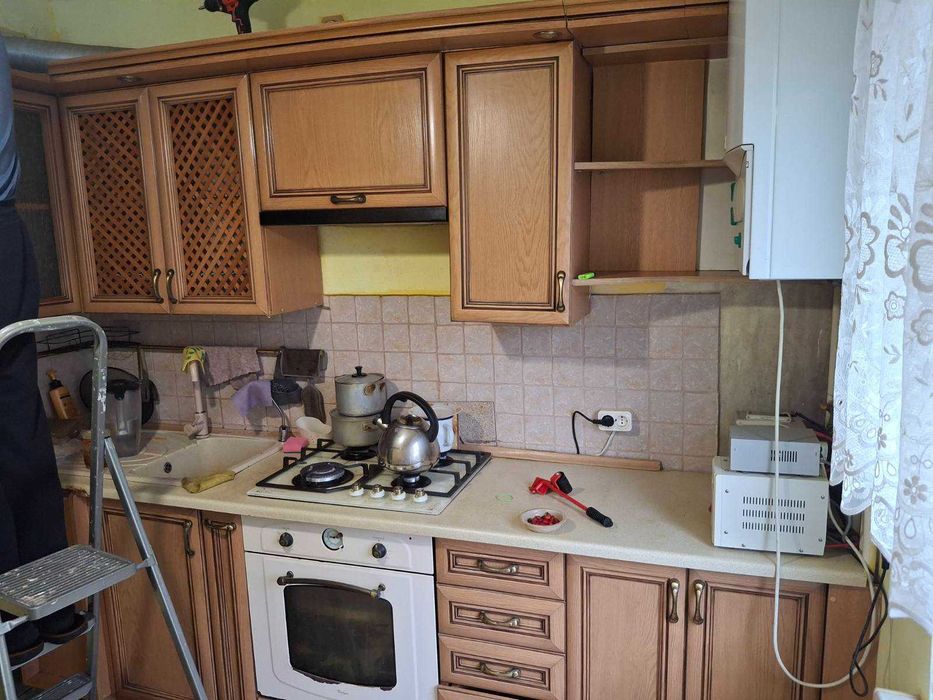 Продам кухню б/в з робочою витяжкою, гранітною мийкою, освітленням