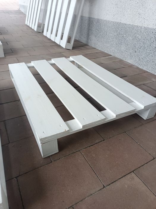 Palety pomalowane na biało