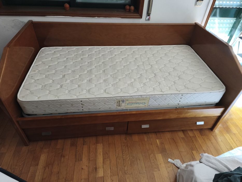 Cama  solteiro de cerejeira com gavetas