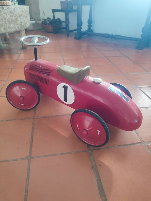 Carro vintage vermelho Vilac