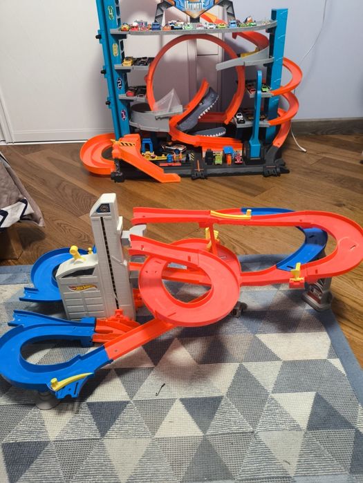 Трек Хотвилс с 2 машинками