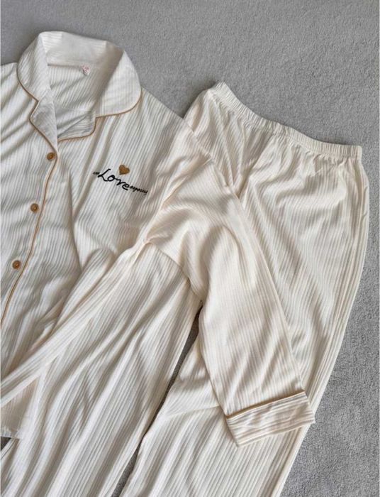 Женская бежевая пижама с тонкой окантовкой