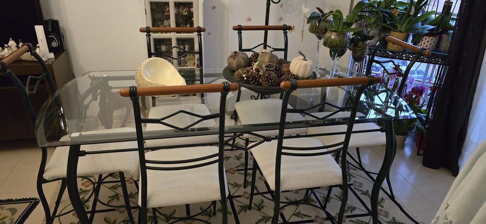 Mesa com seis cadeiras