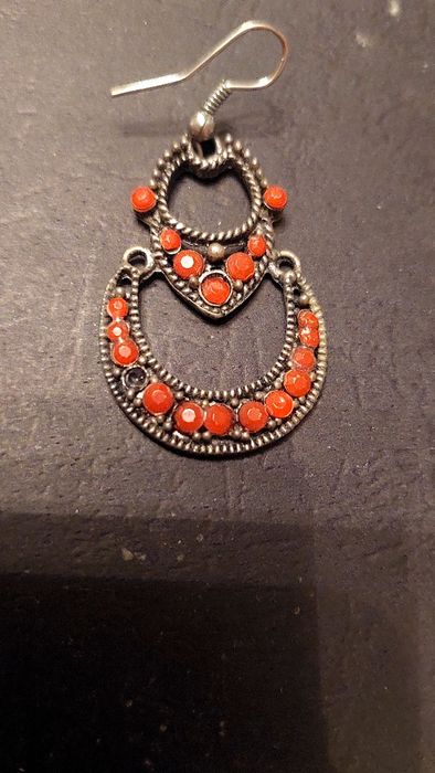 Długie czerwone kolczyki