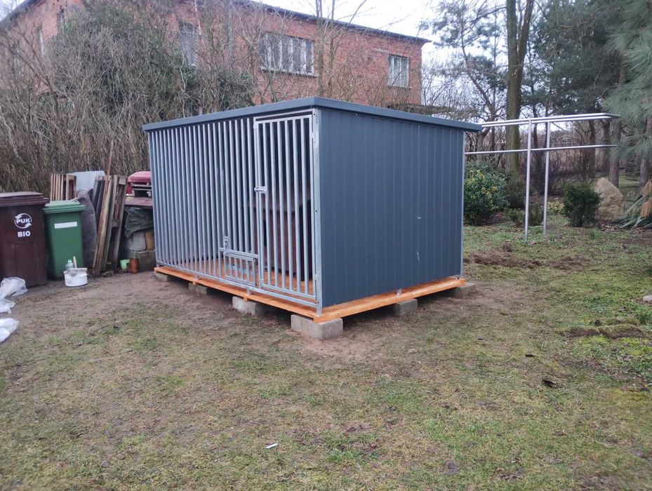 Kojec dla psa.  Ocynkowany profil zamknięty.  Bardzo mocny.