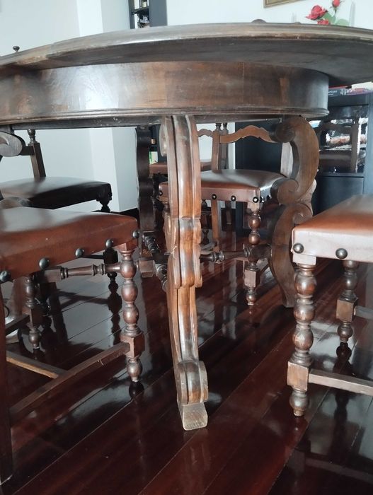 Móveis antigos. Conjunto mesa + 6 cadeiras