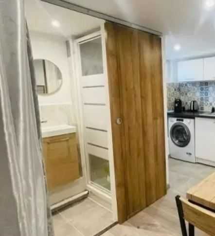 ESTÚDIO em moradia para ARRENDAMENTO