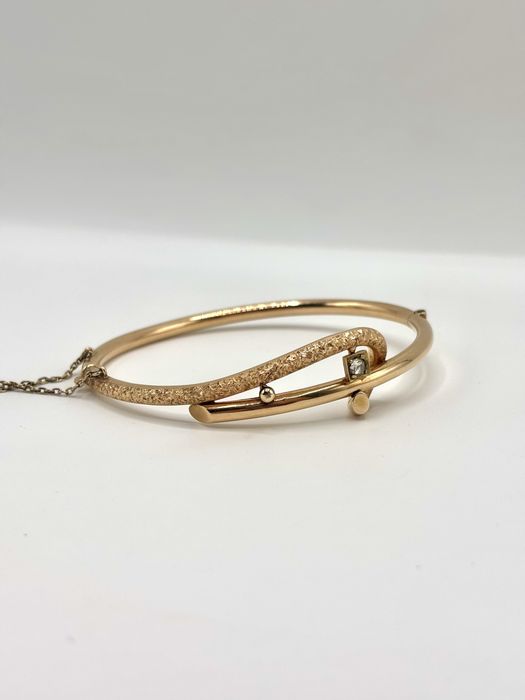 Złota sztywna bransoletka z diamentem