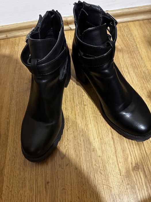 Buty  na obcasie rozm. 40