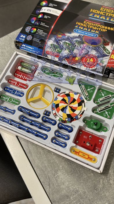 Електронний конструктор Знаток