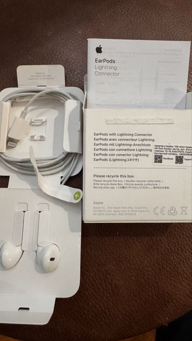 Навушники EarPods Lightning Connector