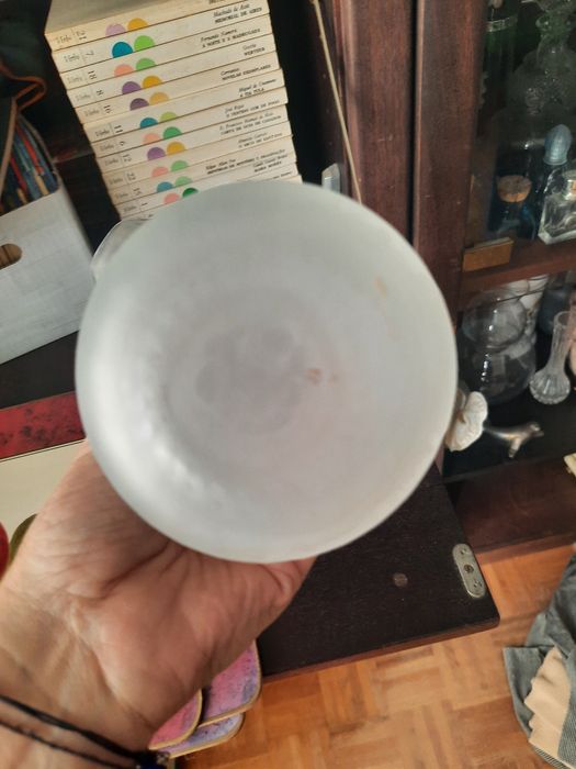 Jarra antiga, em vidro fosco