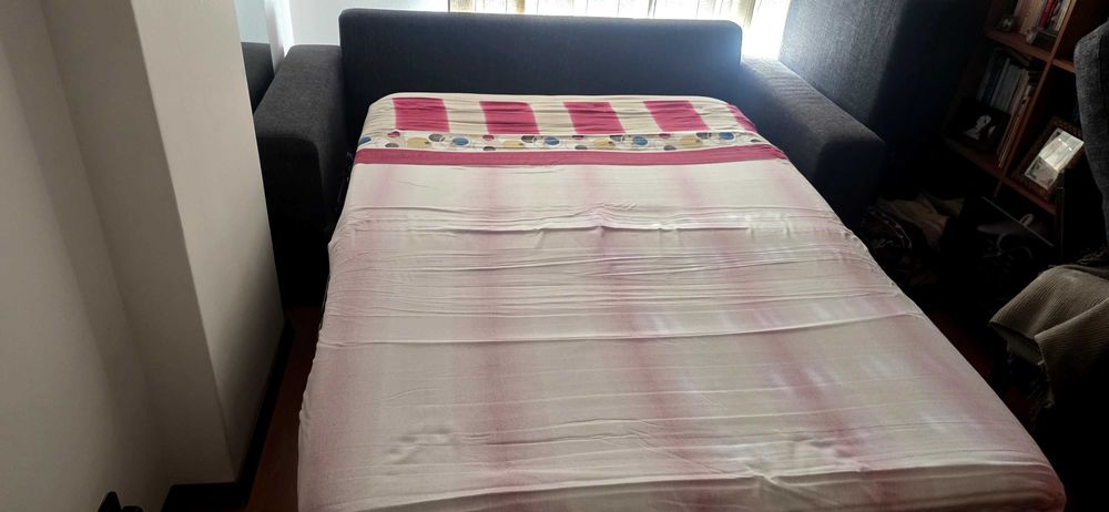 Sofá cama com colchão e sobrecolchão