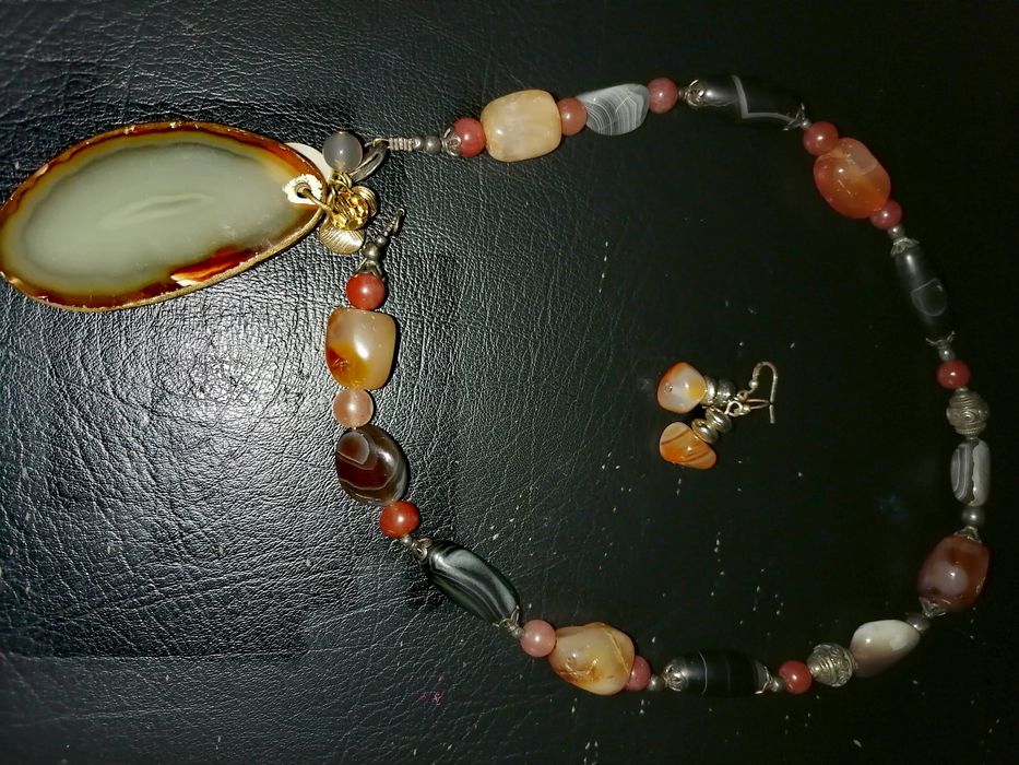 Lindo colar com brincos e medalha de coralinas