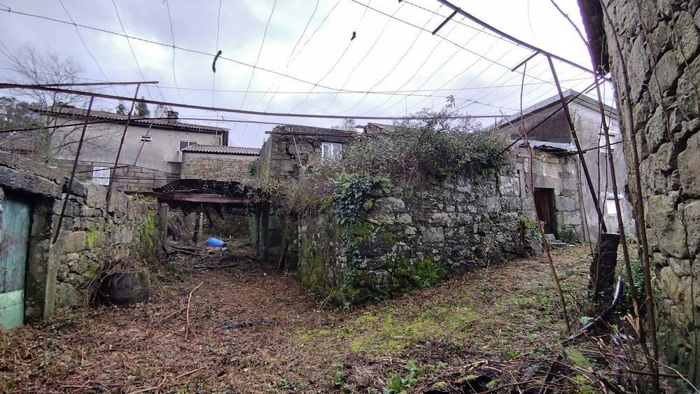 Duas casas em ruina com amplo terreno  todo murado.