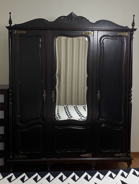 Mobília de quarto (cama, armário, cómoda, espelho, duas mesas de cabeceira)