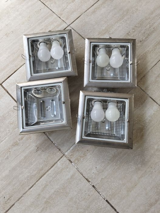 Focos com lâmpadas incluídas