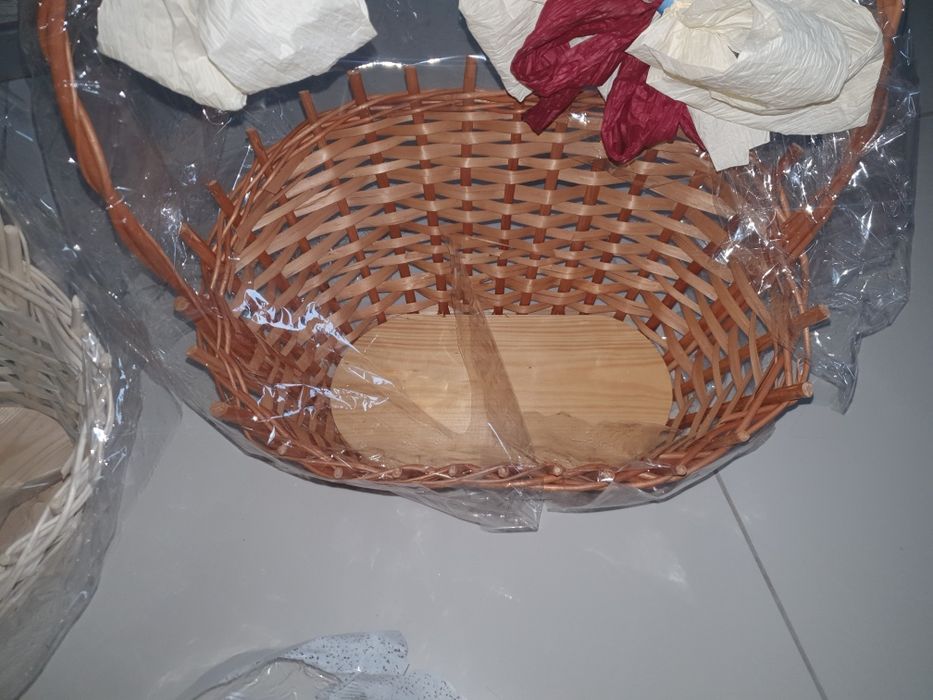 Kosz wiklinowy prezentowy z ozdobami