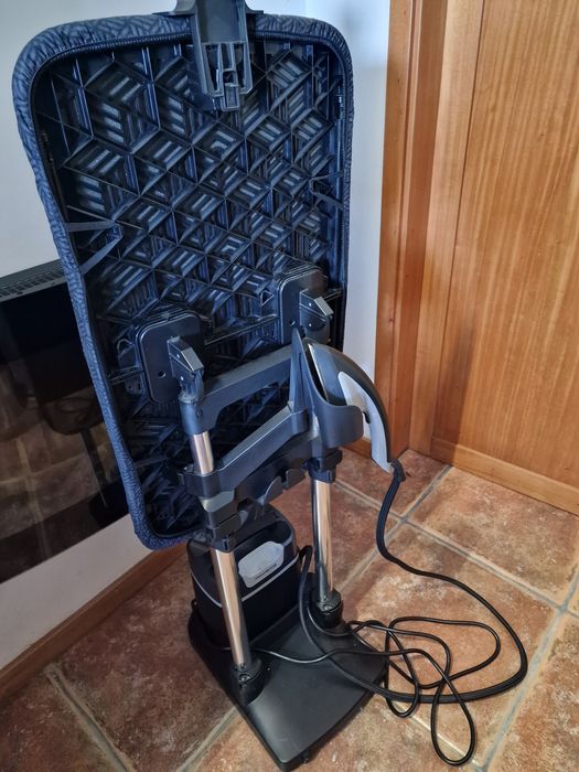 Ferro de engomar vertical. ROWENTA