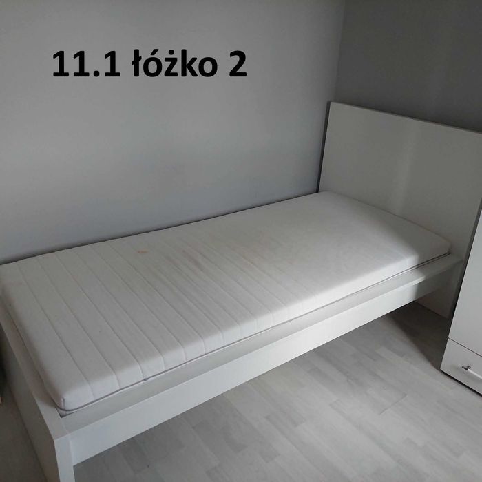 Zestaw mebli - łóżko, stoliki nocne, komoda