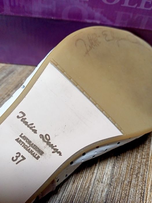 Продам босоніжки