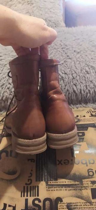 Bota em pele tamanho 40, cor castanho camel