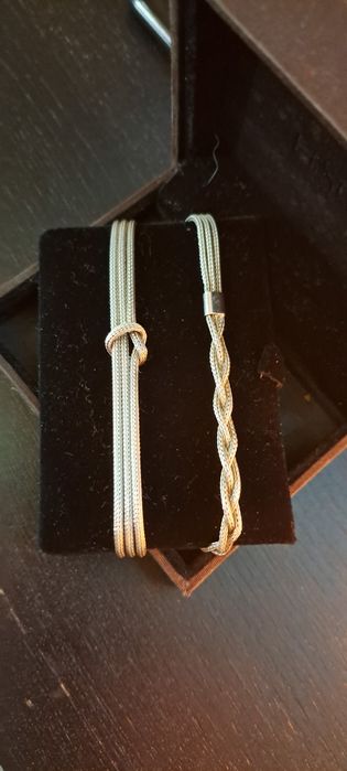 Pulseiras em prata contrastada.