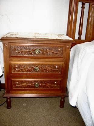 Cama de solteiros e mesinha de cabeçeira mogno Luis XV