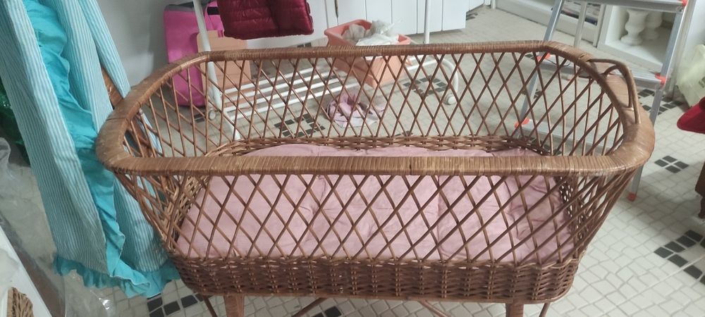 Berço de bebé  em verga com colchão  , forra e véu