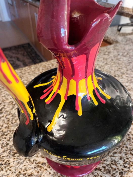 Jarra preta: (Tinta celulosa sobre cerâmica)