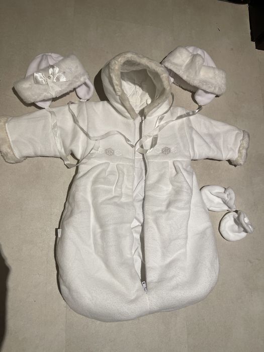 Śpiworek na Chrzest z czapeczkami i bucikami