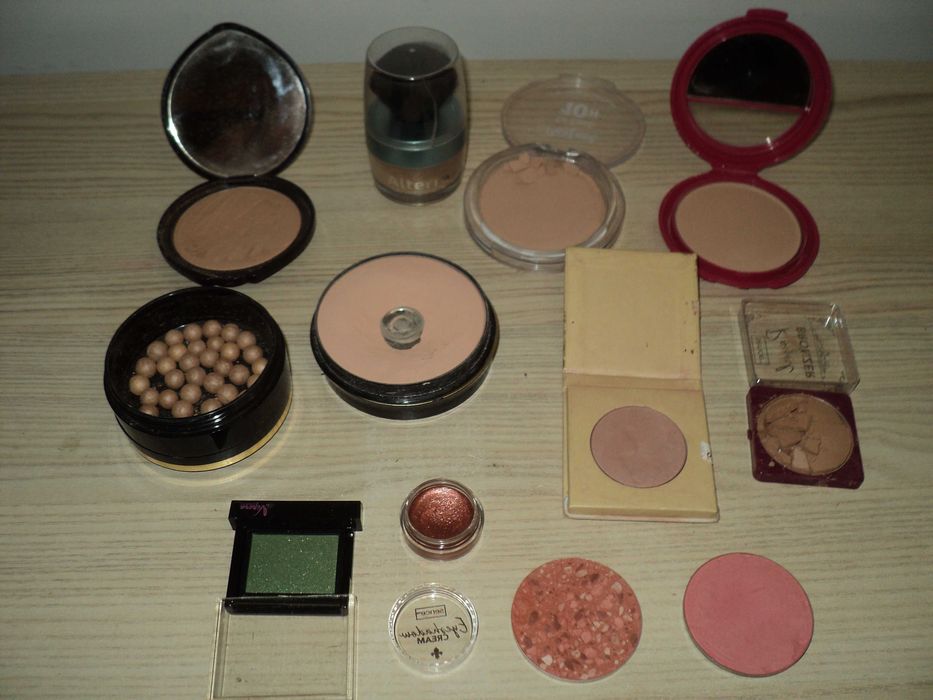 Pudry, cienie do oczu, róże i inne kosmetyki 9 sztuk