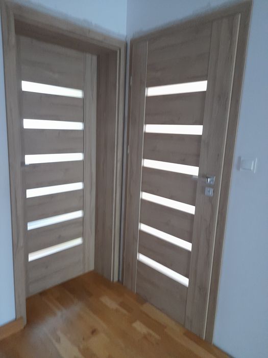 Montaż drzwi i paneli.drzwi zewnetrznych i P.Poz.Dopasowanie skrzydła