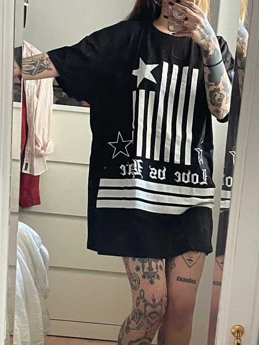 T-shirt homem Bershka, uso como blusa muito larga com calções.