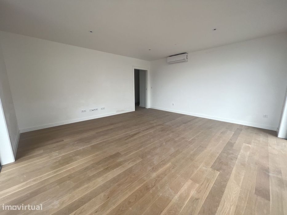 T2 com Lugar de Garagem e Arrumo - Como Novo