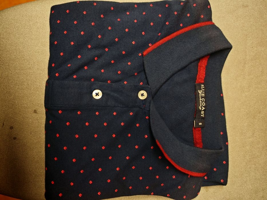 Polo azul com pintas bordeaux